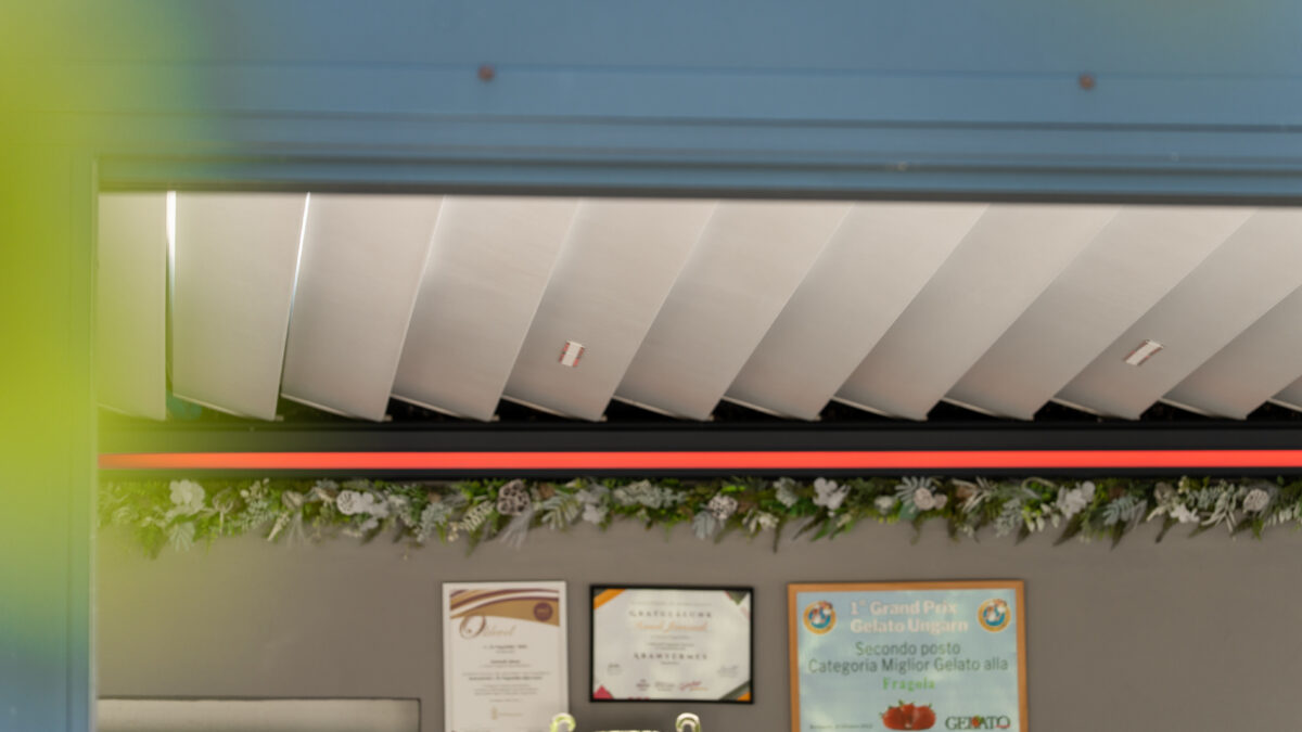 Bioklimatikus pergola motoros lamellákkal