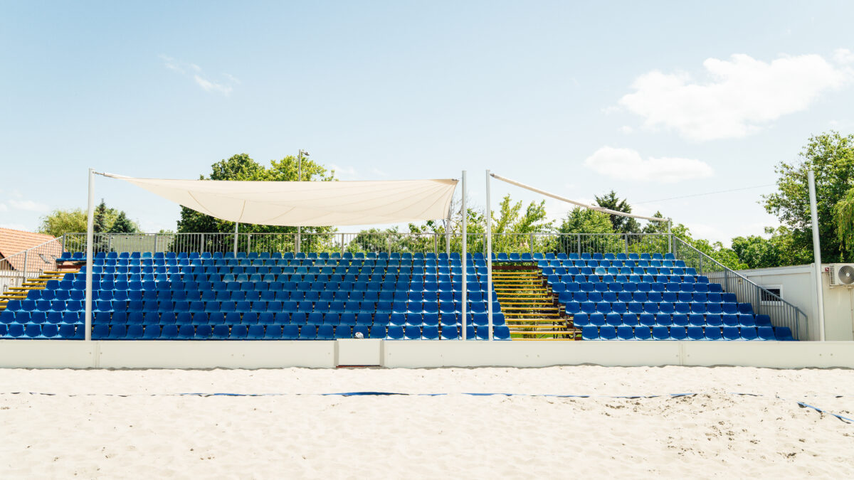Soliday napvitorla a gárdonyi strandkézilabda lelátója felett